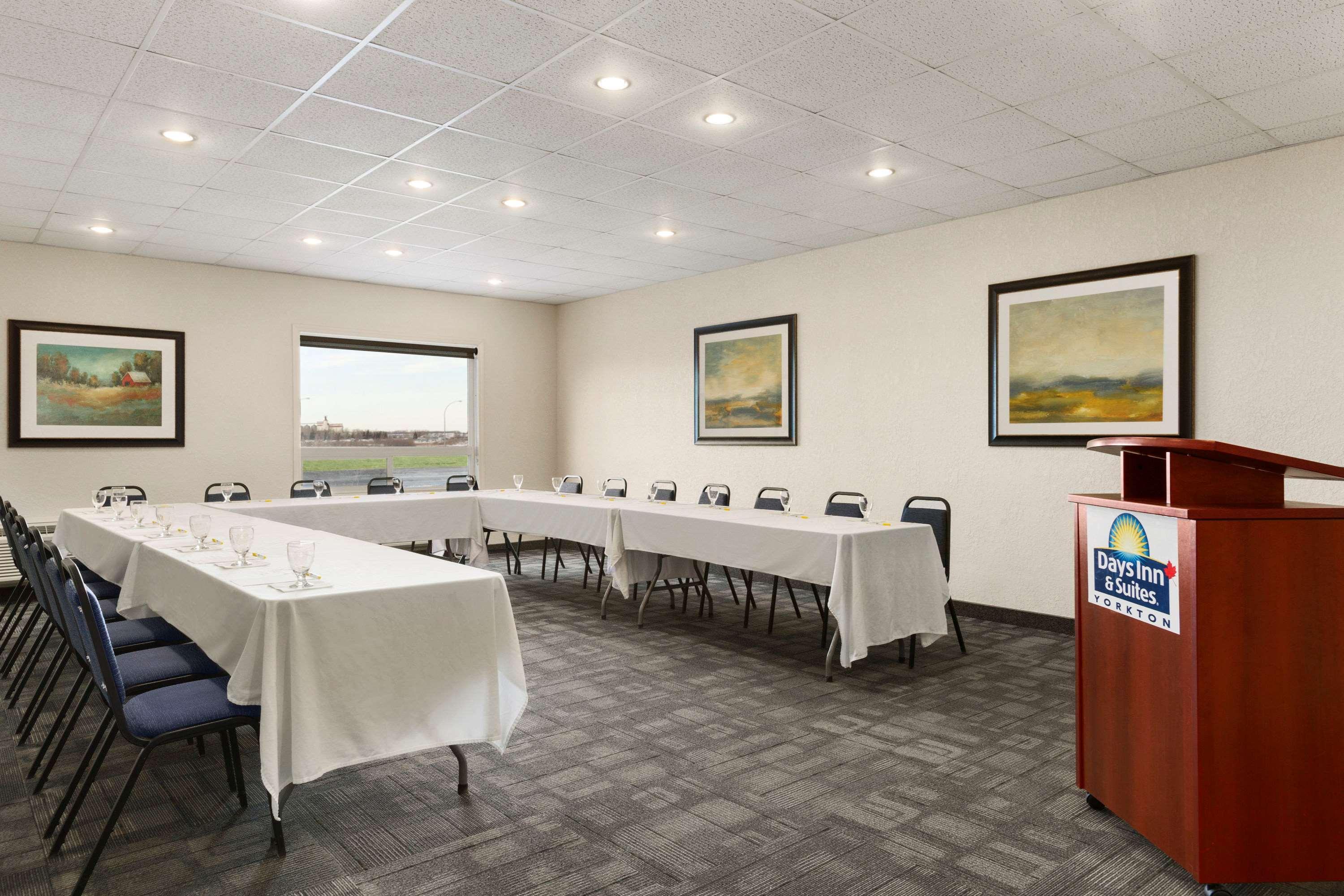 Days Inn & Suites By Wyndham Yorkton Ngoại thất bức ảnh