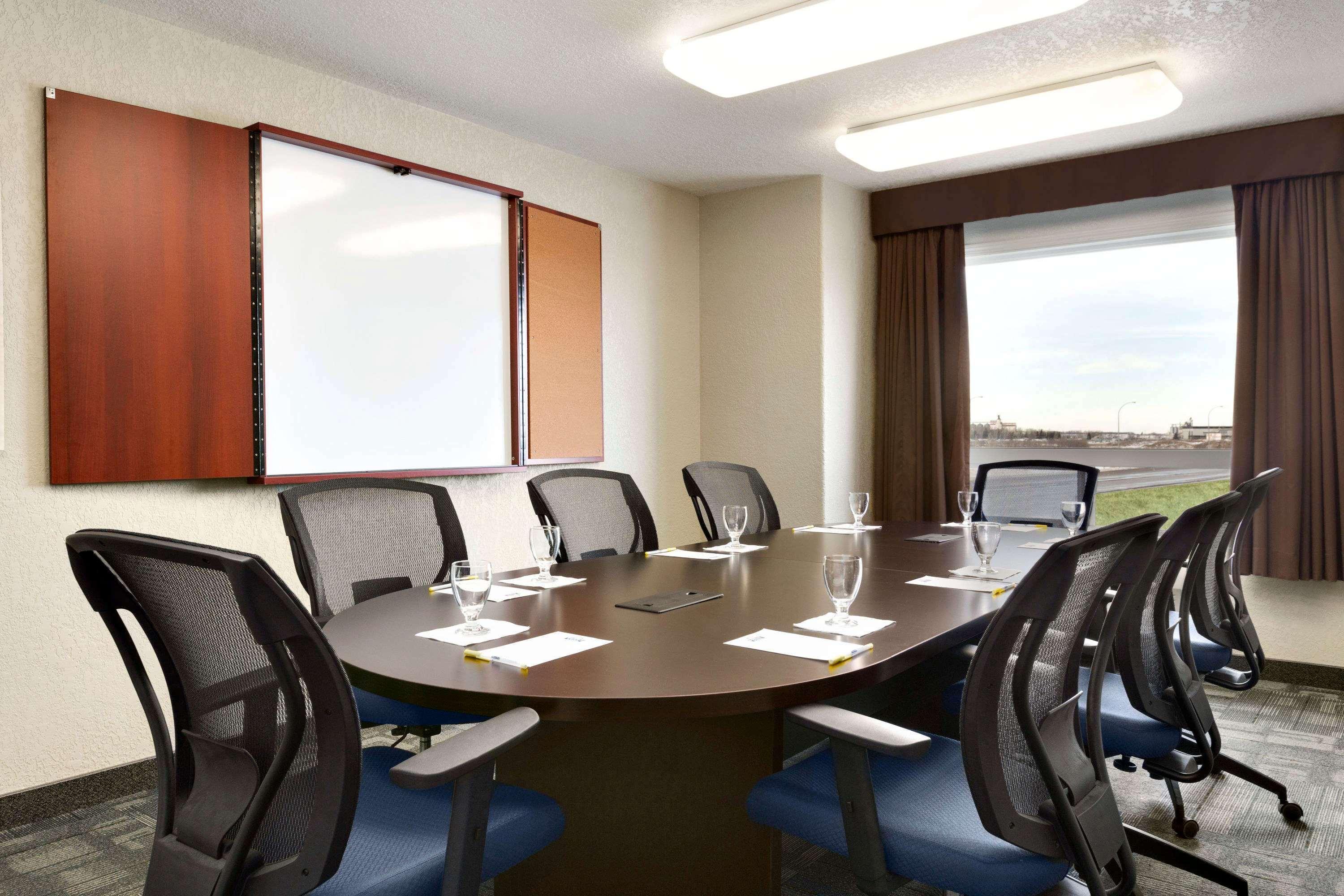 Days Inn & Suites By Wyndham Yorkton Ngoại thất bức ảnh