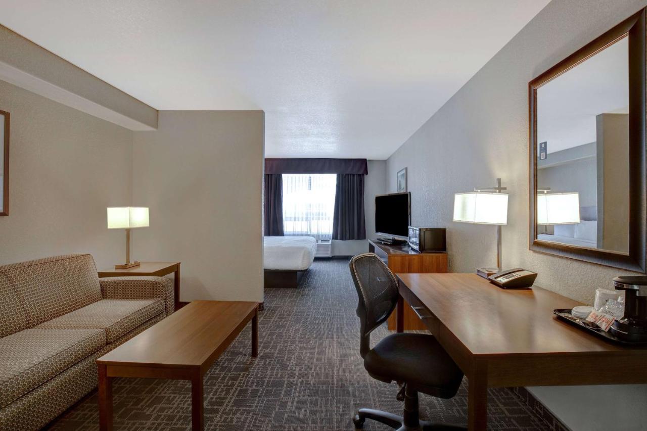 Days Inn & Suites By Wyndham Yorkton Ngoại thất bức ảnh