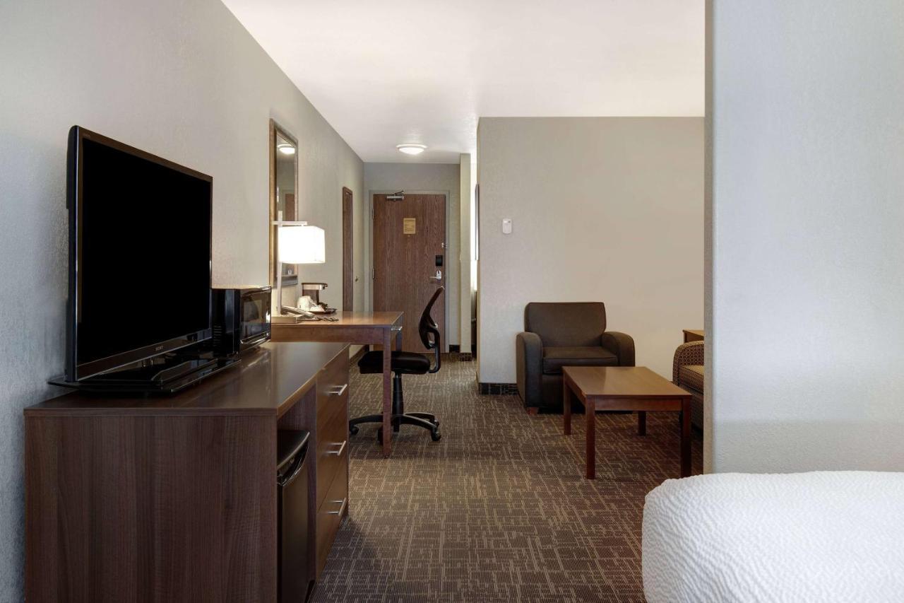 Days Inn & Suites By Wyndham Yorkton Ngoại thất bức ảnh